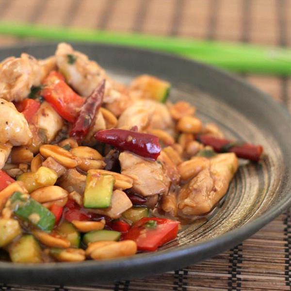 طرز تهیه خوراک مرغ و بادام زمینی
