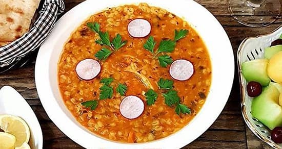 طرز تهیه ی سوپ جو به همراه پای مرغ