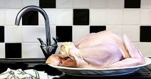 اشتباهی بزرگ در شستن و فریز کردن گوشت مرغ خام که نباید مرتکب شوید!